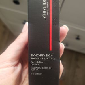 Shiseido Synchro Skin Radiant Lifting Foundation 260 Cashmere